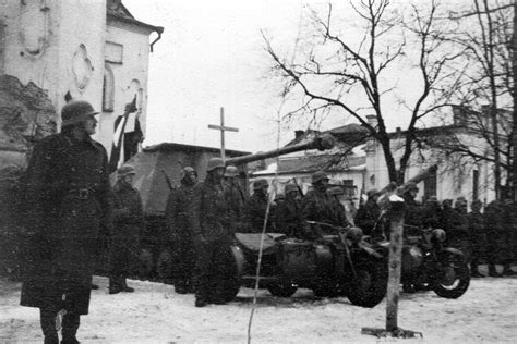 Построение солдат венгерской армии у собора в оккупированном городе ...