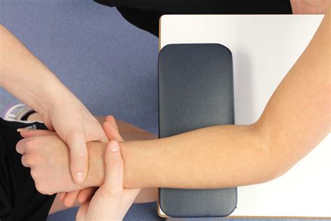 Signs Of A Broken Wrist In A Child - What signs should parents be ...