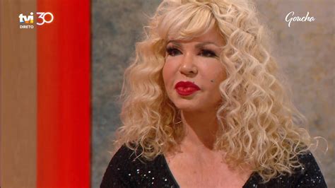 A infância, vida e a carreira de Kina, a famosa criadora de moda dos ...