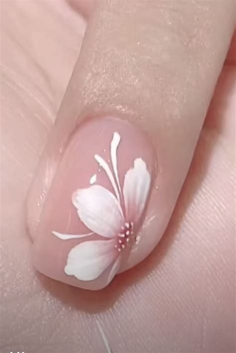 Pin by LeoNela Salabarria on 💅🏼nails | Lily nails, Floral nails, Cute nails