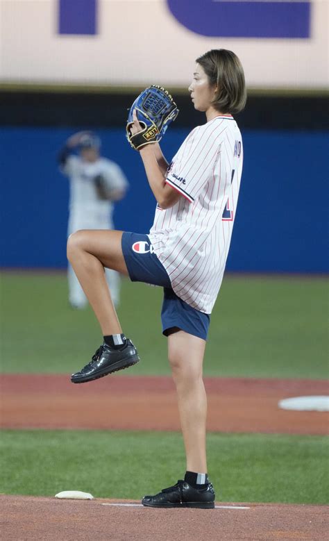 【ヤクルト】スラリ美脚…元バレー日本代表の狩野舞子さんショーパン姿で見事ノーバン始球式 - プロ野球写真ニュース : 日刊スポーツ
