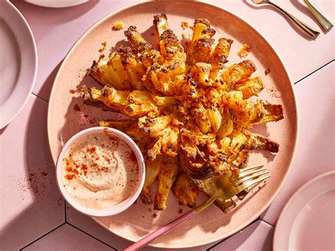 The Secret Behind Outback Steakhouse’s Iconic Bloomin’ Onion Appetizer