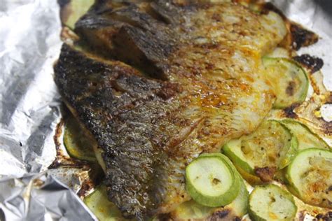 Филе карпа в пикантном чесночном соусе с кабачками - рецепт приготовления