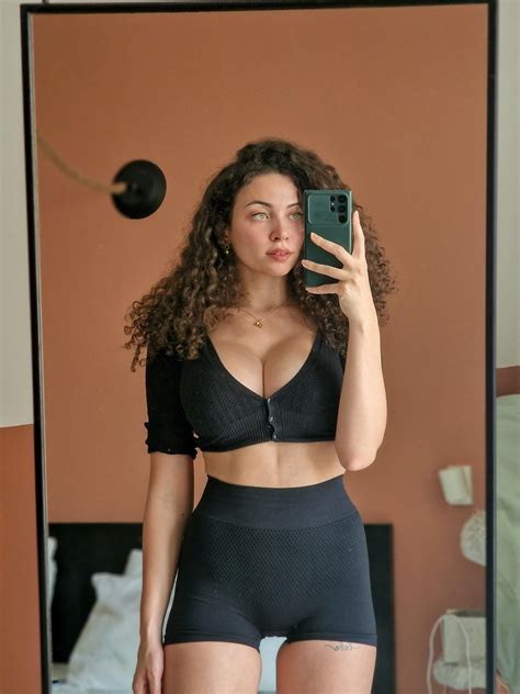 Am I wifey material? : r/wholesome_girls