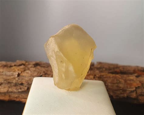 Libyan Desert Glass – A Grade – 10.38 grams 29x22x23mm – Stones of ...