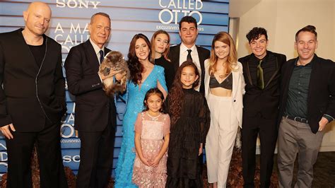 Un chat vole la vedette à Tom Hanks à la première de son film! - Hollywoodpq.com