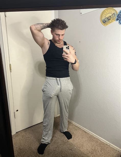 These sweats make me feel good : r/freeballing