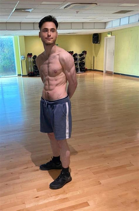 24/M/6'0 - 70kg (154lbs) -> 96.8kg (211lbs) - 9 months : r/GYM