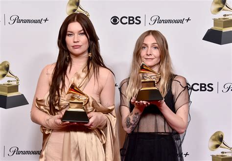 As estreantes Wet Leg ganharam os dois Grammys da música alternativa ...