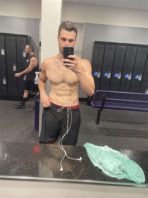 6’2 200lbs (still breastfed) Rate my physique gents : r/GettingShredded