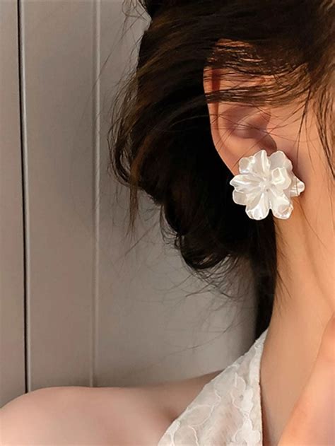 Flower Design Stud Earrings | Flower earrings studs, Stud earrings ...