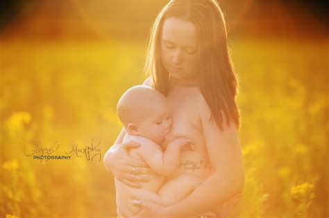38 Timeless Photos of Moms Breastfeeding Their Children at Every Stage | Breastfeeding moms ...