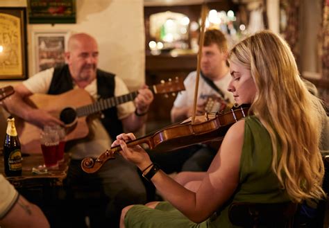 Traditional Irish music at the Crosskeys Inn | Ireland.com