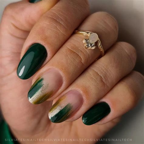 25+ Beautiful Emerald Green and Gold Nails For Your Inspiration - Nail ...