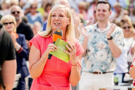 "ZDF-Fernsehgarten": Nach Auftakt-Show feiert Andrea Kiewel eine ganz ...