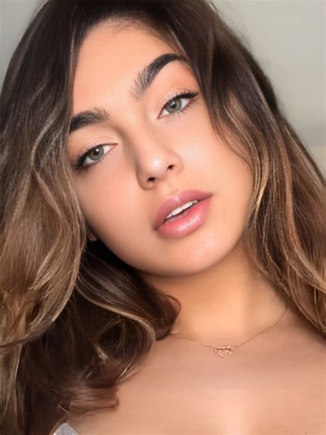 Emily Rinaudo (Model) Age, Height, Weight, Wiki, Biography, Boyfriend, Career and More