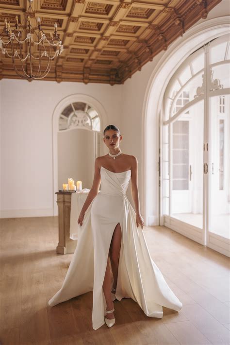 Low back wedding dress «Sergine» with detachable overskirt | WONA