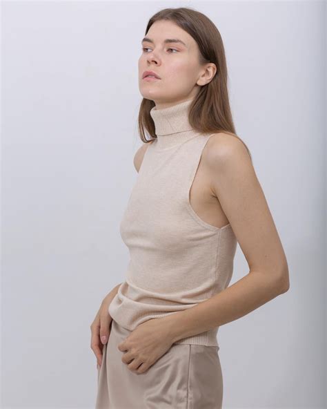 22 Chic Sleeveless Turtleneck Sweater Styles, Outfits & Winter Looks"