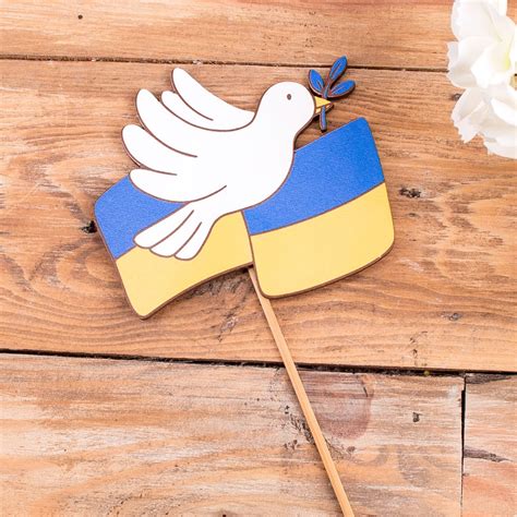 Товары с украинской символикой купить. Сувенирголубь с флагом Украины
