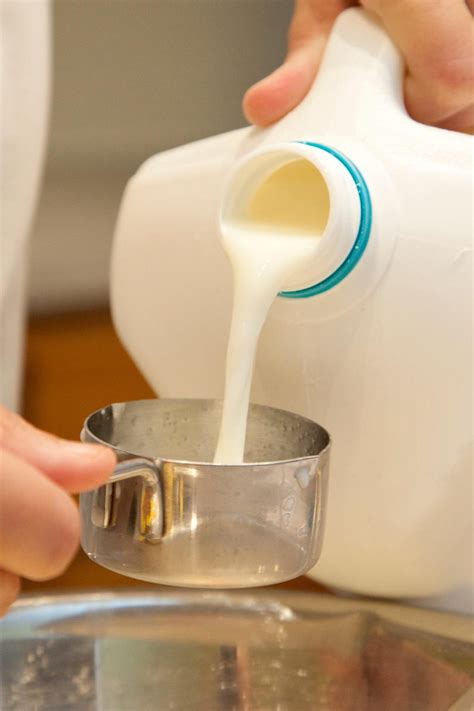 2 Liters To Oz (How Many Ounces Are in 2 Liter) - IzzyCooking