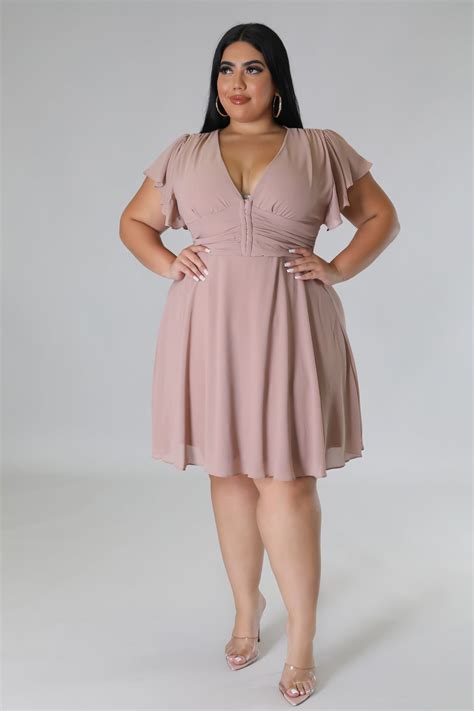 Sweetest Daisy Dress in 2024 | Curvy outfits, Short dresses, Plus size ...
