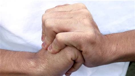 how to crack your knuckles in less than 3 minutes - YouTube