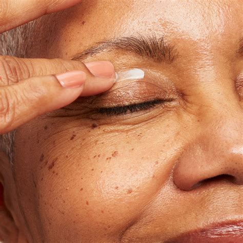 Should I Put Foundation On Eyelids - Infoupdate.org