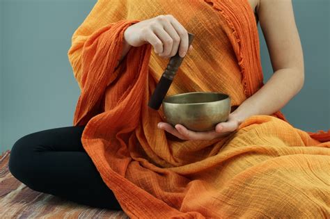 Звукотерапия поющими чашами – что даёт практика для очищения пространства
