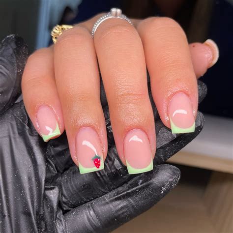 23+ Elegant Short French Nail Ideas For 2024 - DrExplains