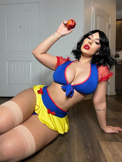 Zoe Renea as Snow White : r/cosplaygirls