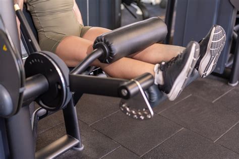 Leg Machine Workouts: The 4 Best Machines, Plus 5 Tips