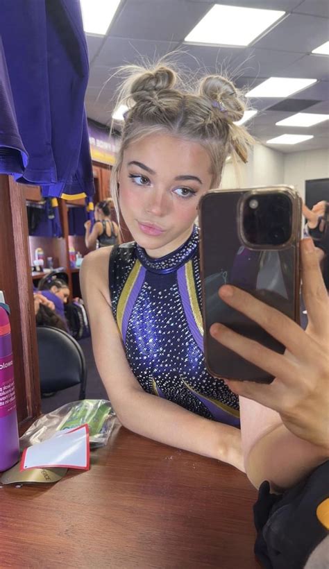 Locker room selfie 2/17/23 : r/oliviadunne