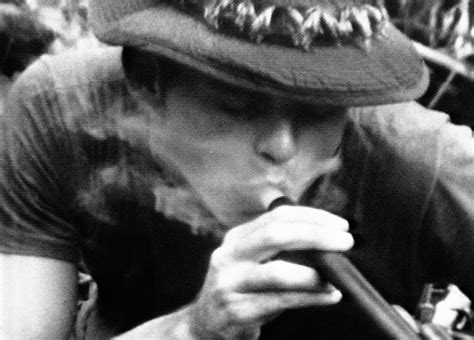 Как американские солдаты во Вьетнаме курили траву через дробовик (1970 год)