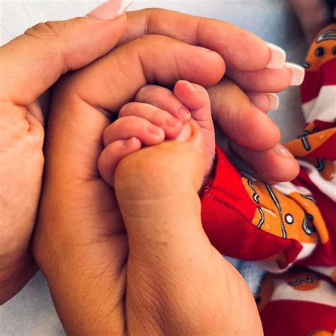 La modelo de OnlyFans Scarlet Vas da a luz al bebé de su hermanastro | Us Weekly