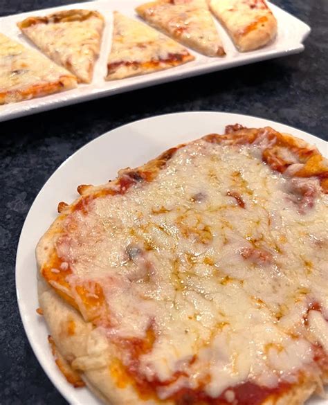 Easy Cheesy Naan Bread Pizzas (4-Ingredient Recipe) - 10 Minutes