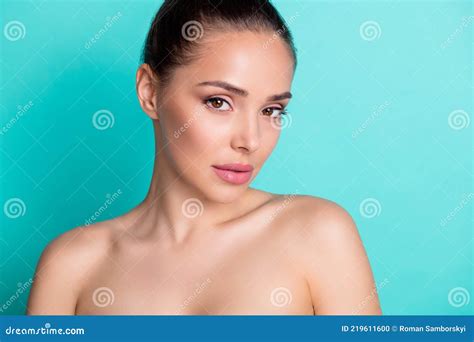 Foto De Joven Hermosa Encantadora Atractiva Mujer Con Topknot Desgaste ...