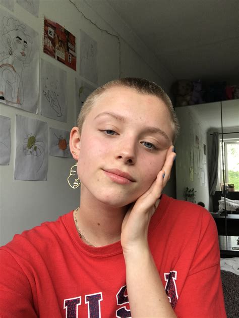 shaved head girl (idk) | Girls with shaved heads, Buzzed hair women ...