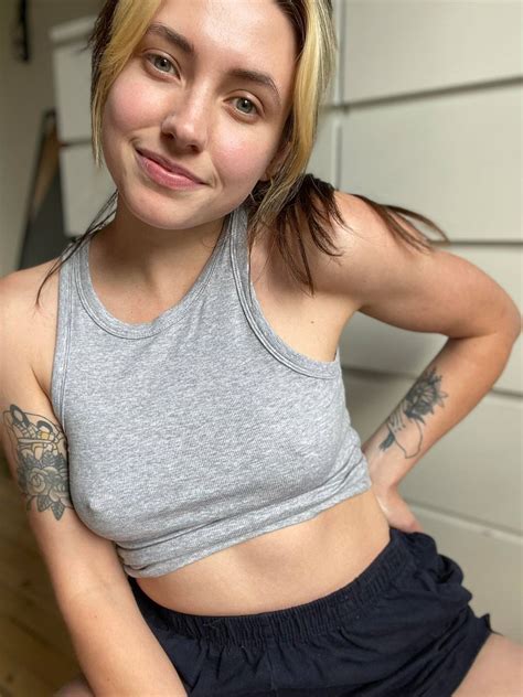 How do we feel about some direct eye contact? 👀(F) | Scrolller