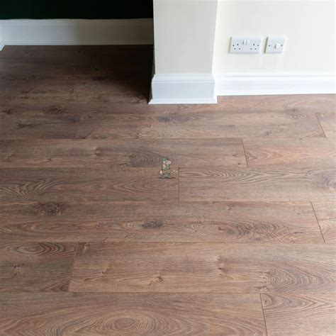 Cambridge 12mm Chestnut Oak AC5 Laminate Flooring