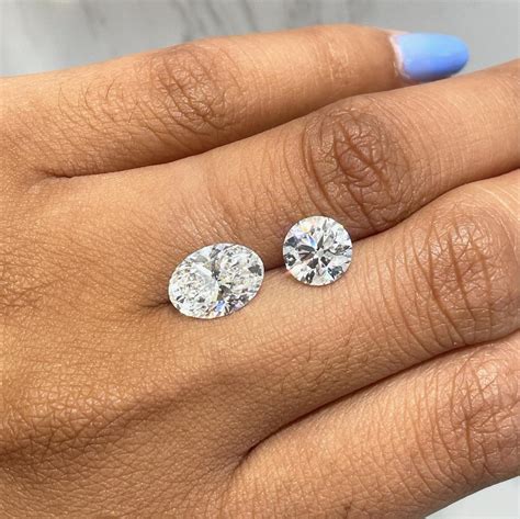 Round vs Oval Diamonds - Happy Jewelers