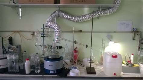 Перегонка этилового спирта в химической лаборатории. Distillation of ...