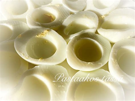 Pastaakos Tässä: Täytetyt kananmunat