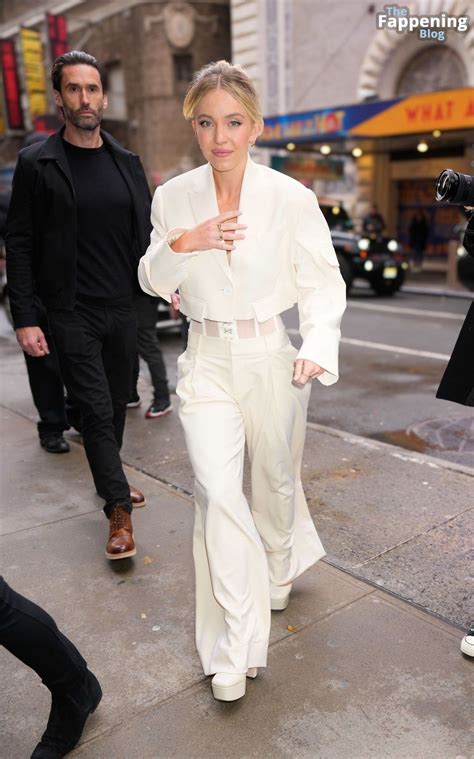 Sydney Sweeney Looks Pretty as She Attends The Drew Barrymore Show (29 ...