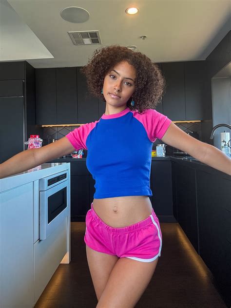 Naomi Daze (@naomidazexo) • Instagram photos and videos