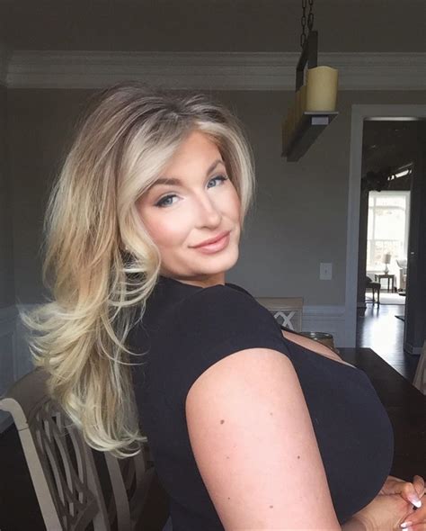 Image may contain: 2 people, closeup and indoor | Beauty, Real curvy ...