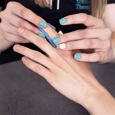 Broken finger: Signs & Symptoms with Tests & Treatment