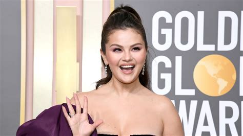 How Selena Gomez's Nail Artist Created Her Crystal-Covered Golden ...