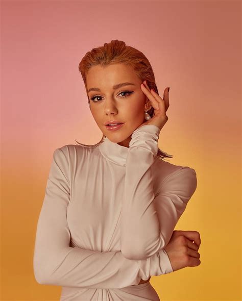 Юлианна Караулова — Биография