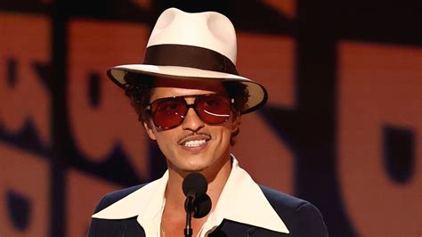 Bruno Mars e outros famosos de baixa estatura
