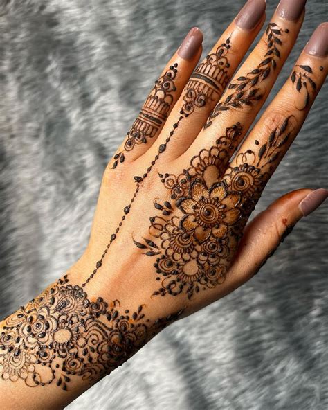 18 Mehndi Designs To Modernise The Traditional Paisley This Wedding ...